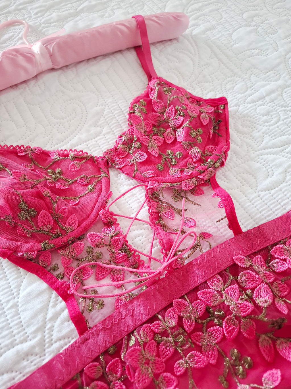 Zyra - Body Rose Rouge Fleuri à lacets