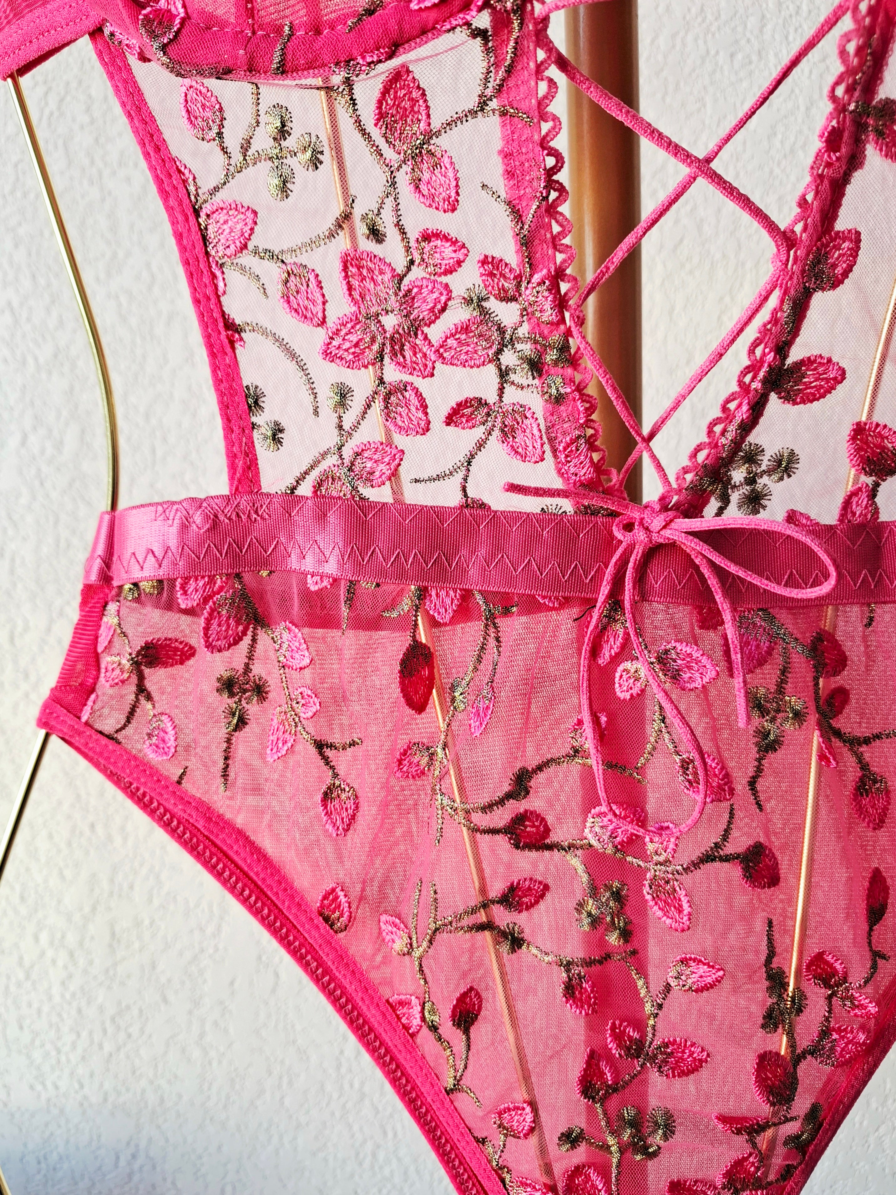 Zyra - Body Rose Rouge Fleuri à lacets