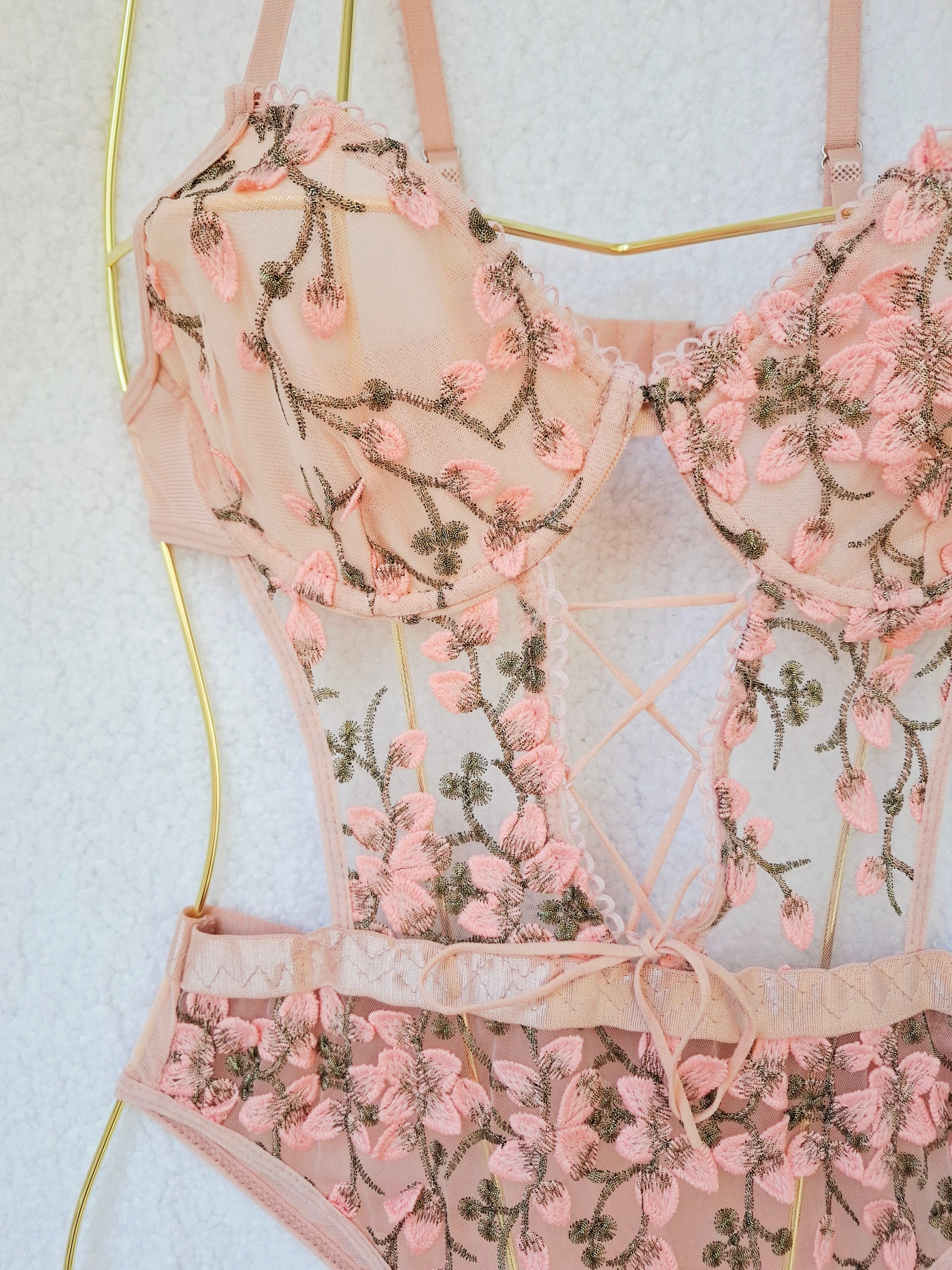 Camélia - Body à lacets brodé